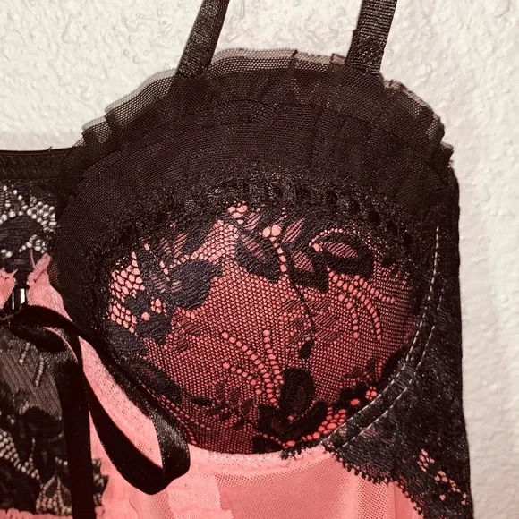 Lingerie set Sz M coral black accents lace trim reversible straps push-up bra